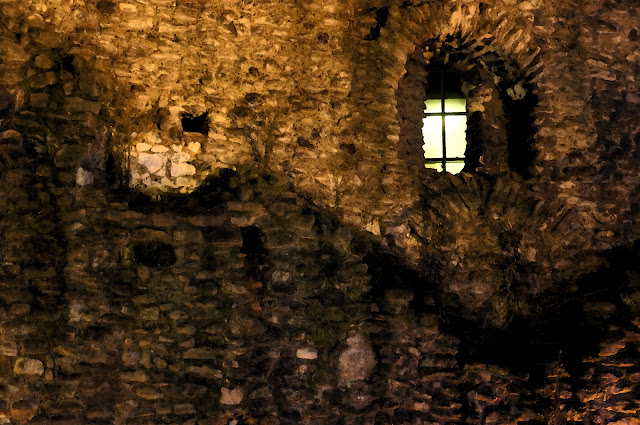 roman wall, window with modern building window in tower hill london