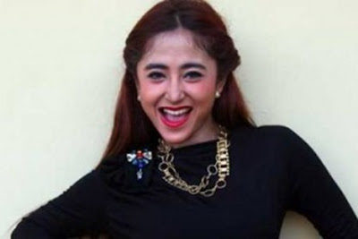 Seleb: Dewi Persik Bagikan Uang Dollar, Mau? - TERindeks.com - Berita