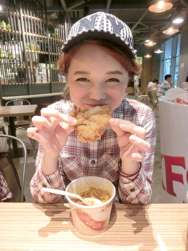 baovietcamera20152015 KFC Curry Rice Bucket!!!