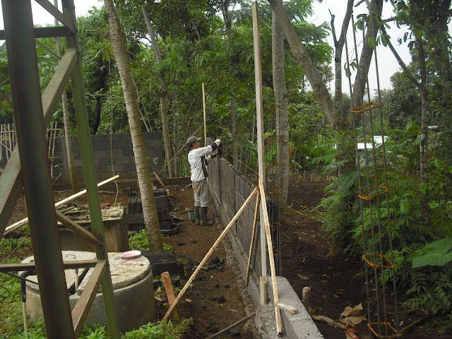 Pembangunan Sarana Benteng Pembatas