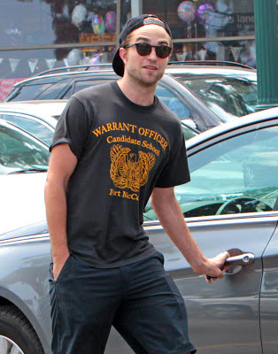 6 Julio - Nuevas imágenes de Rob haciendo compras!!! (5 Julio) Pattinsonlifenew05thJuly2013+(19)