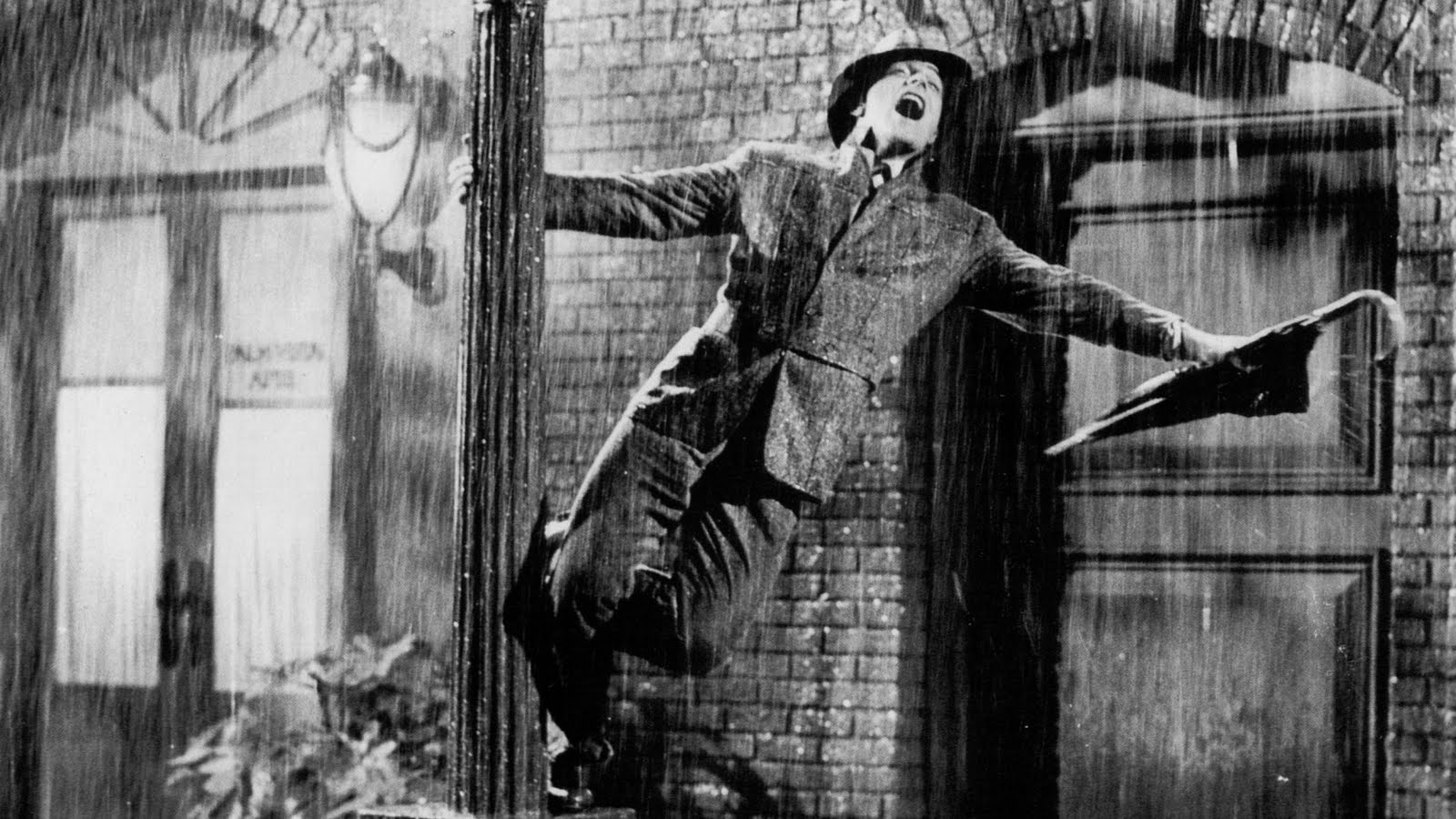 http://2.bp.blogspot.com/-6x3kNMiEh5U/Tk_idMsoHPI/AAAAAAAAArU/_RAvXxhEkUA/s1600/singin-in-the-rain-original.jpg
