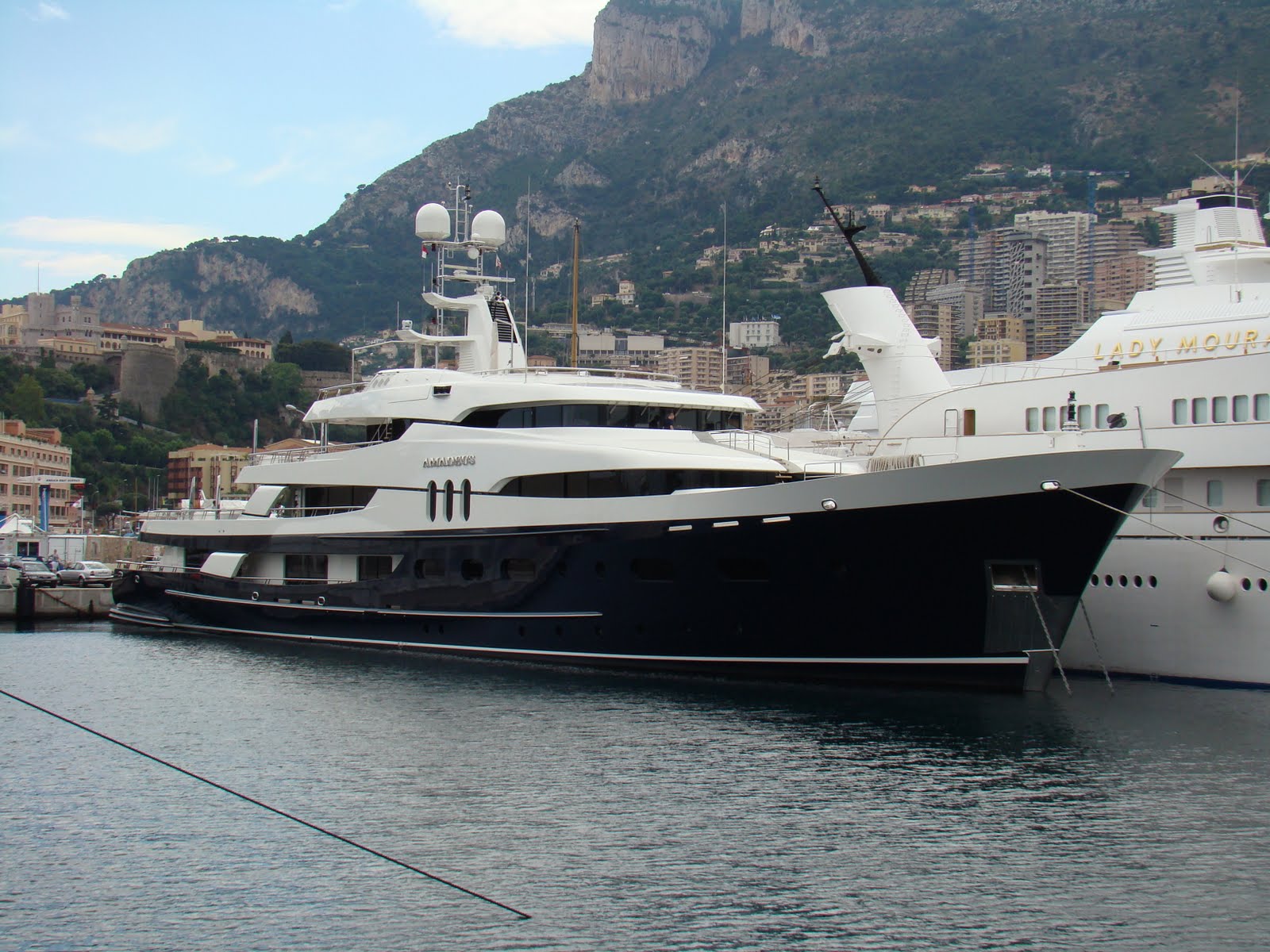 Le méga-yacht de Bernard Arnault, beaucoup trop grand pour le port