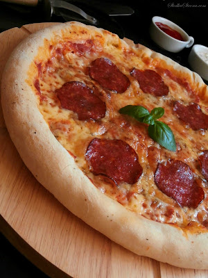 Domowa Pizza z Salami i Serem w Rantach - Przepis - Słodka Strona