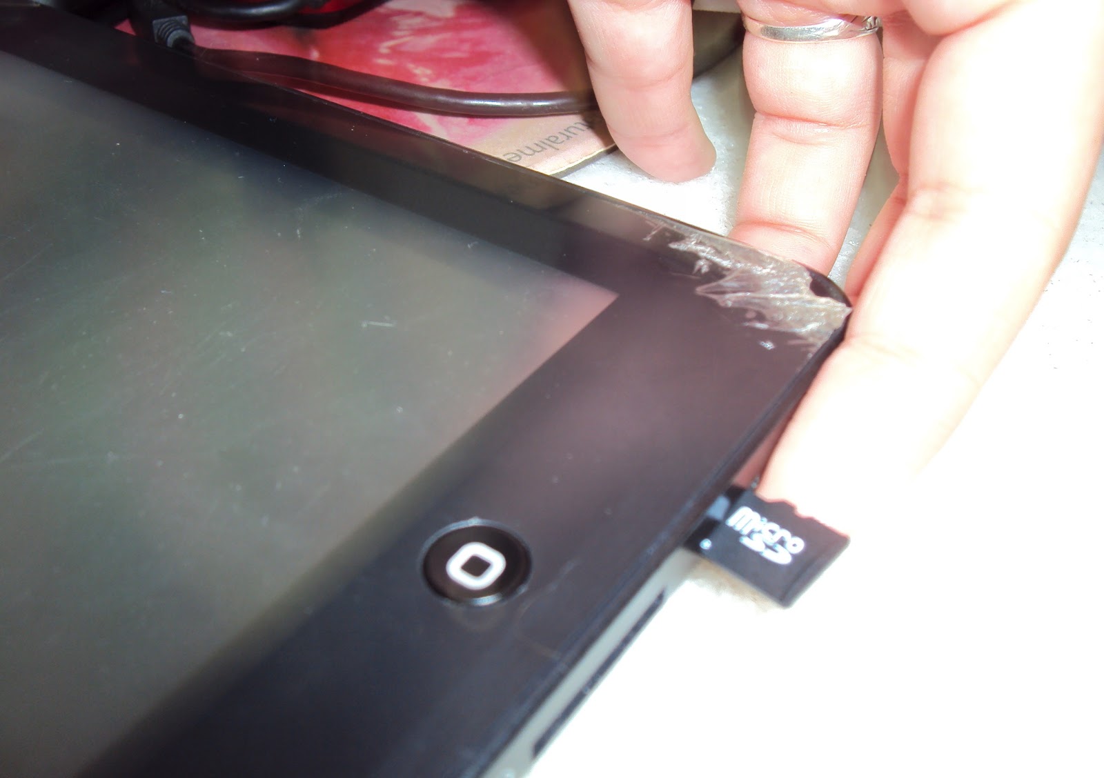 Depois de inserir o cartão de memoria no tablet, ligue o tablet