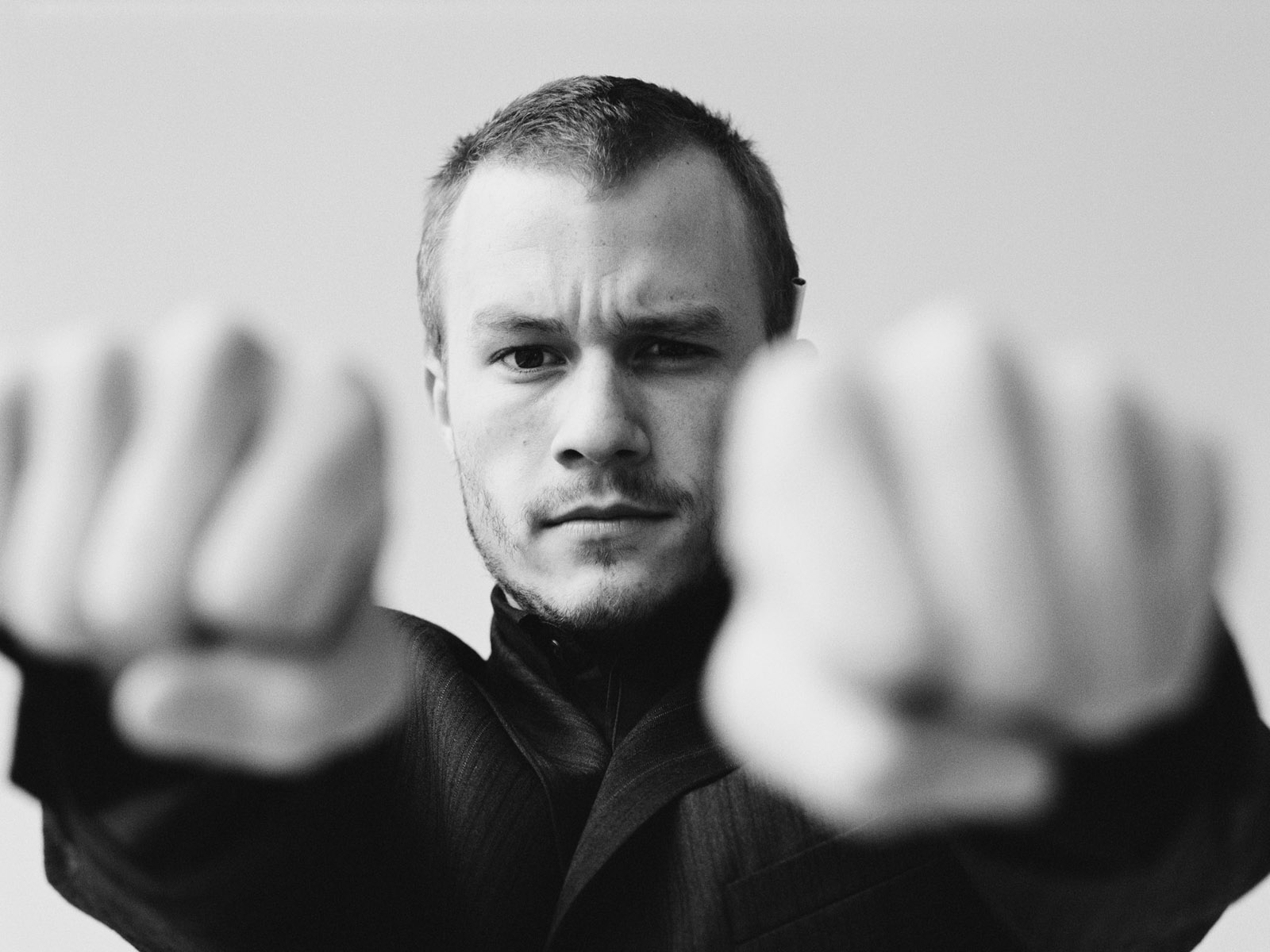 http://2.bp.blogspot.com/-70T6CibVf_8/T8ubXxnWvEI/AAAAAAAAAPM/rAt28MDfhe0/s1600/Heath-Ledger-Wallpaper-2.jpg