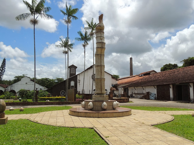 Esculturas na área externa da Oficina Brennand