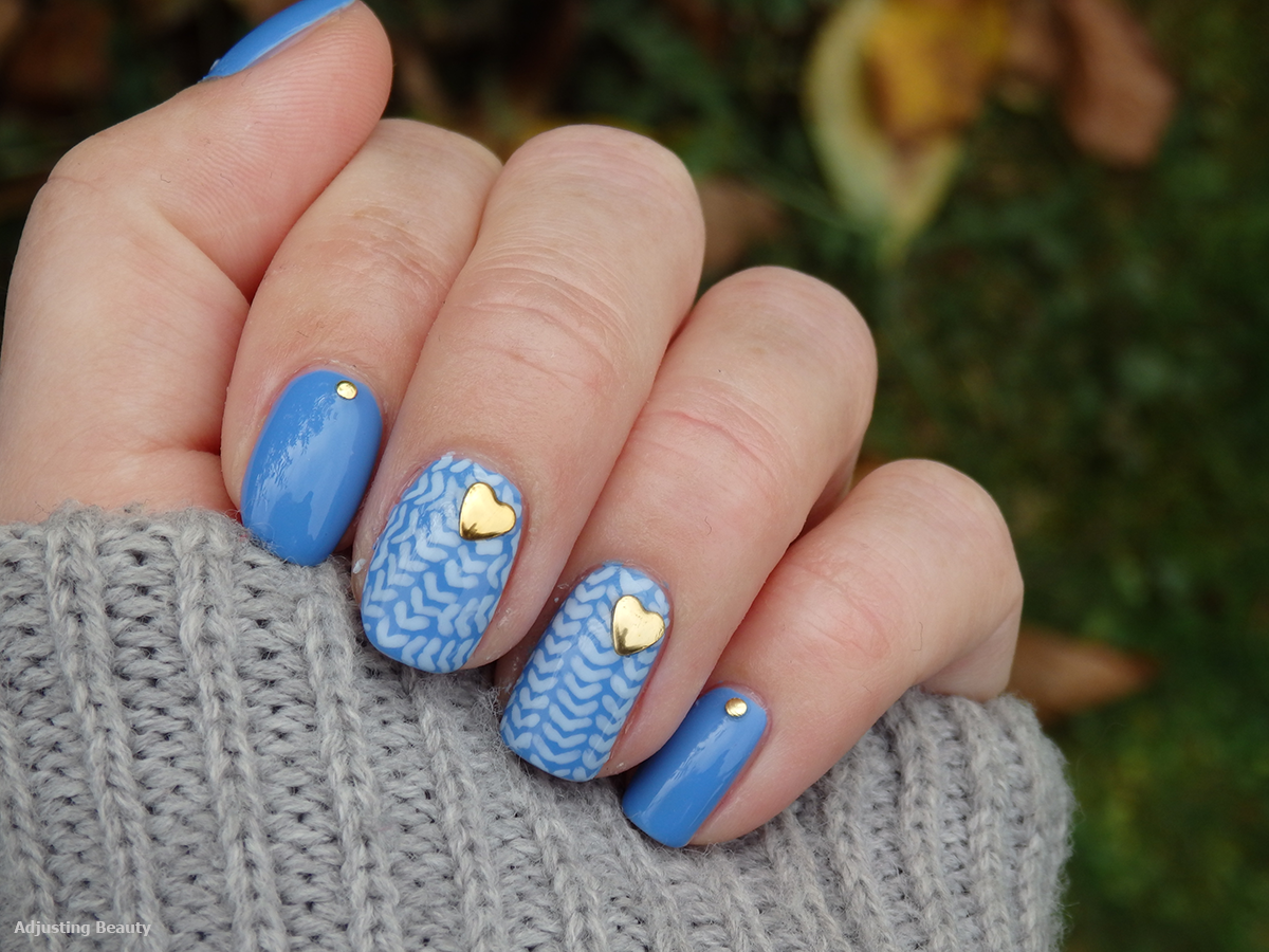 Blue sweater nails Adjusting Beauty
