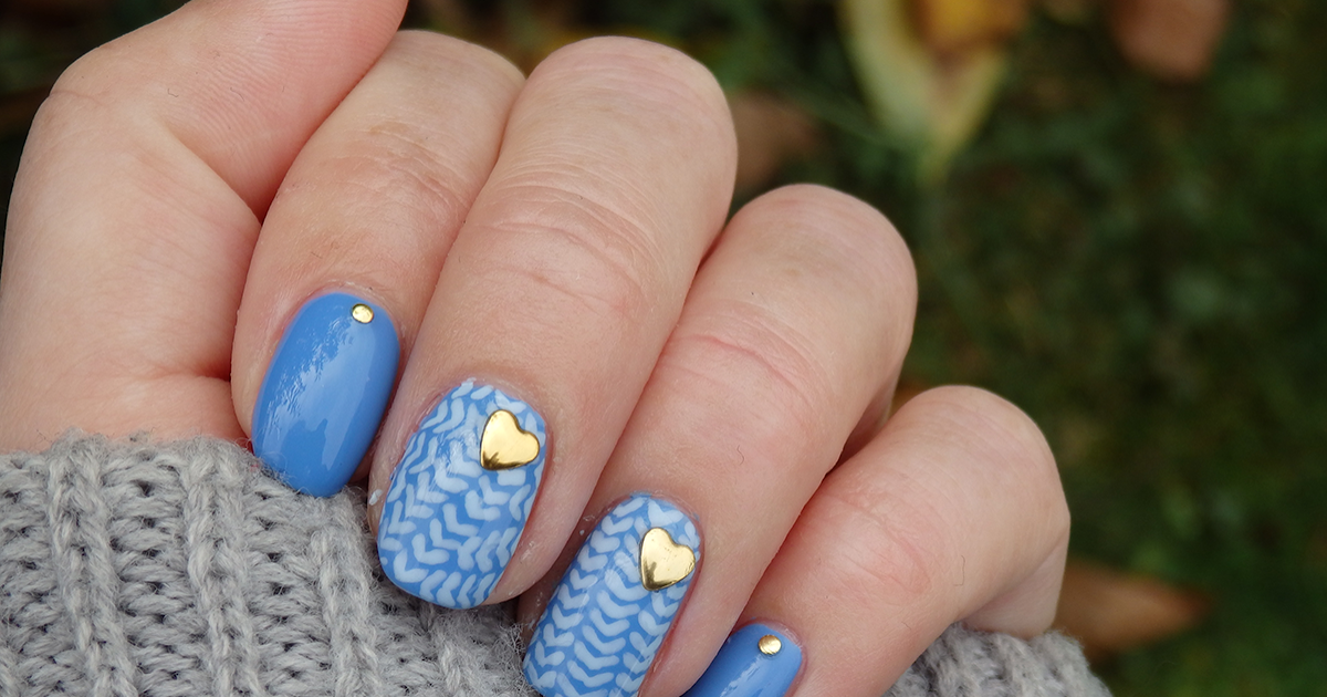 Blue sweater nails Adjusting Beauty