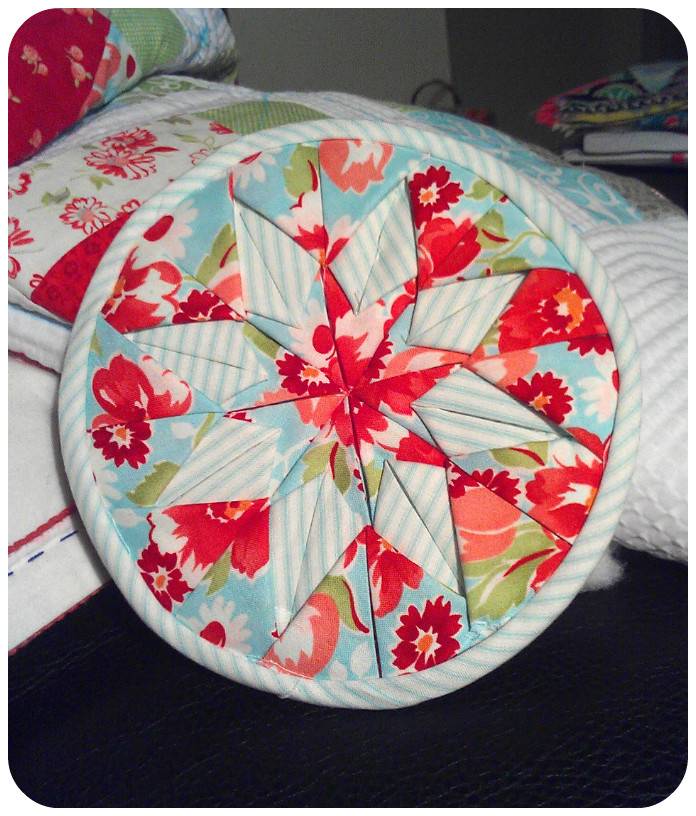 Alie Makes Tutorial Tuesday Retro Pot Holder (Folded Stars)