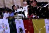 Saludo a los niños en la Plaza de la Paz de Guanajuato (León, 24 de marzo de 2012)