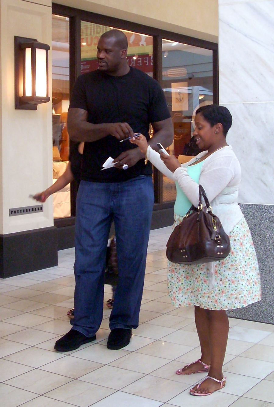 WINGCOM WATCHDOG (WW): The Shaqster strolls through Lenox Mall in ATL