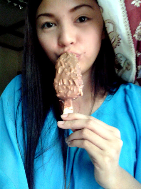 Me eating Selecta Magnum with Almonds