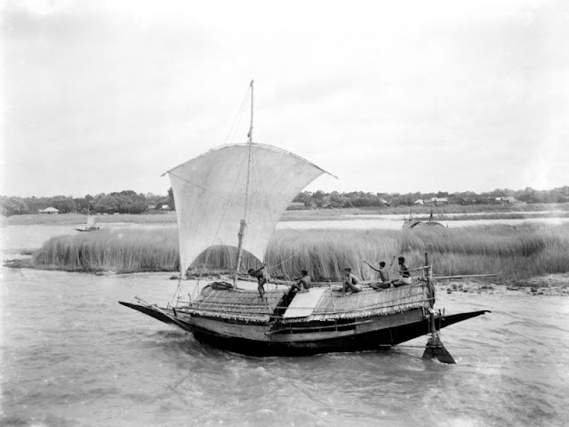 Possible+large+lake,+River+or+coastal+scene+with+fishing+boats+-+India+c.1912-1914