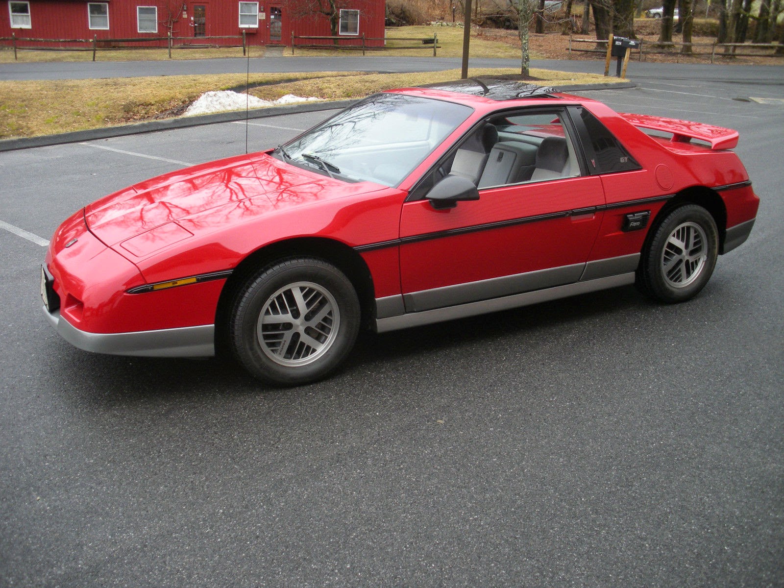 1985+Pontiac+Fiero+GT+Coupe6.JPG