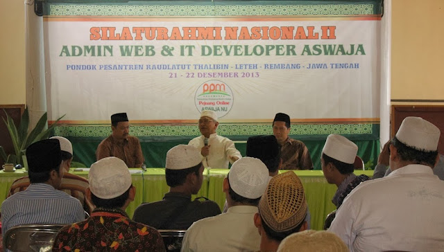 KH. Mustofa Bisri (Wakil Rais Aam PBNU) - Dakwa Islam - www.rmi-nu.or.id.jpg