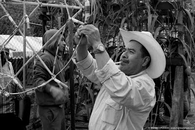 hombre con pirotecnia