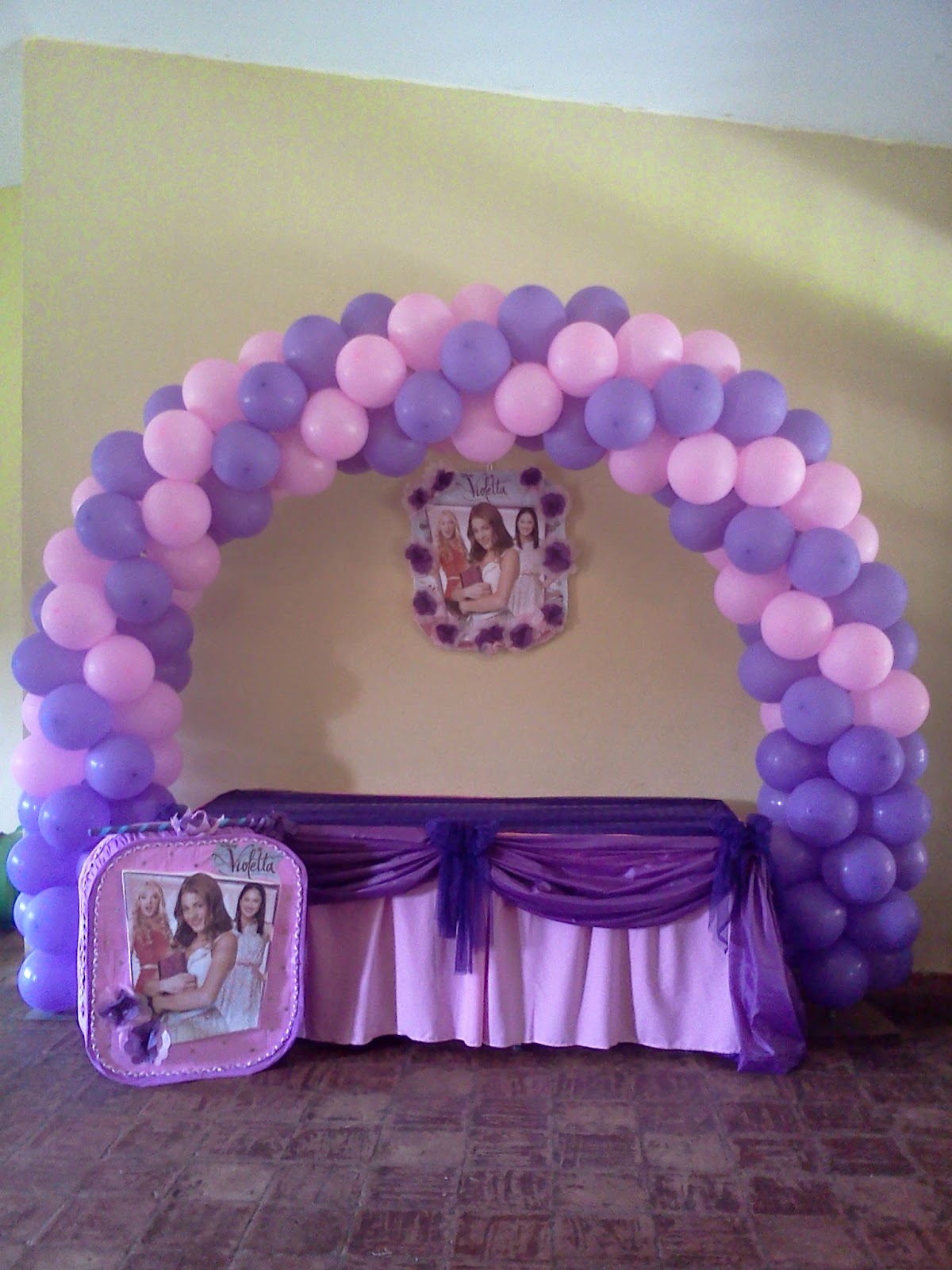 CA.: UNA DECORACIÓN DE VIOLETA, CON PIÑATAS, AFICHES Y GLOBOS CA.: UNA DECORACIÓN DE VIOLETA, CON PIÑATAS, AFICHES Y GLOBOS