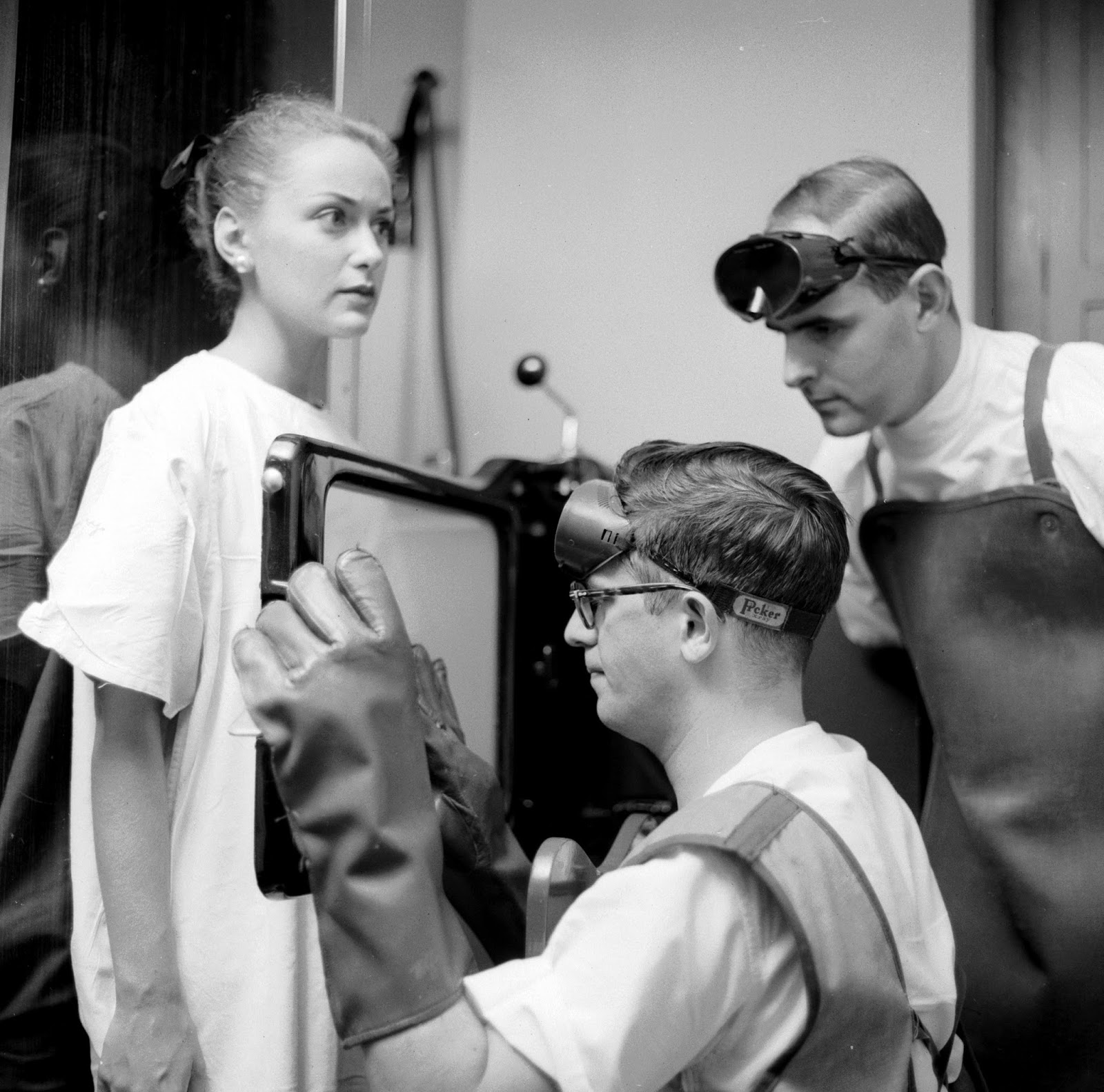 15 Incredible Vintage Photos of People Getting XRays Over the Decades