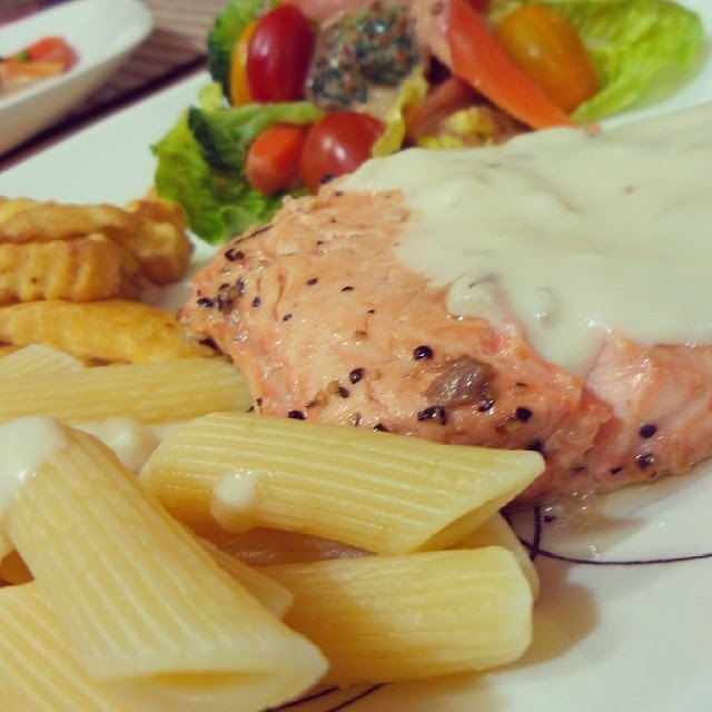 Salmon Grill bersama Sos Putih untuk Anniversary ke8 kami Ai nO TeGaKi