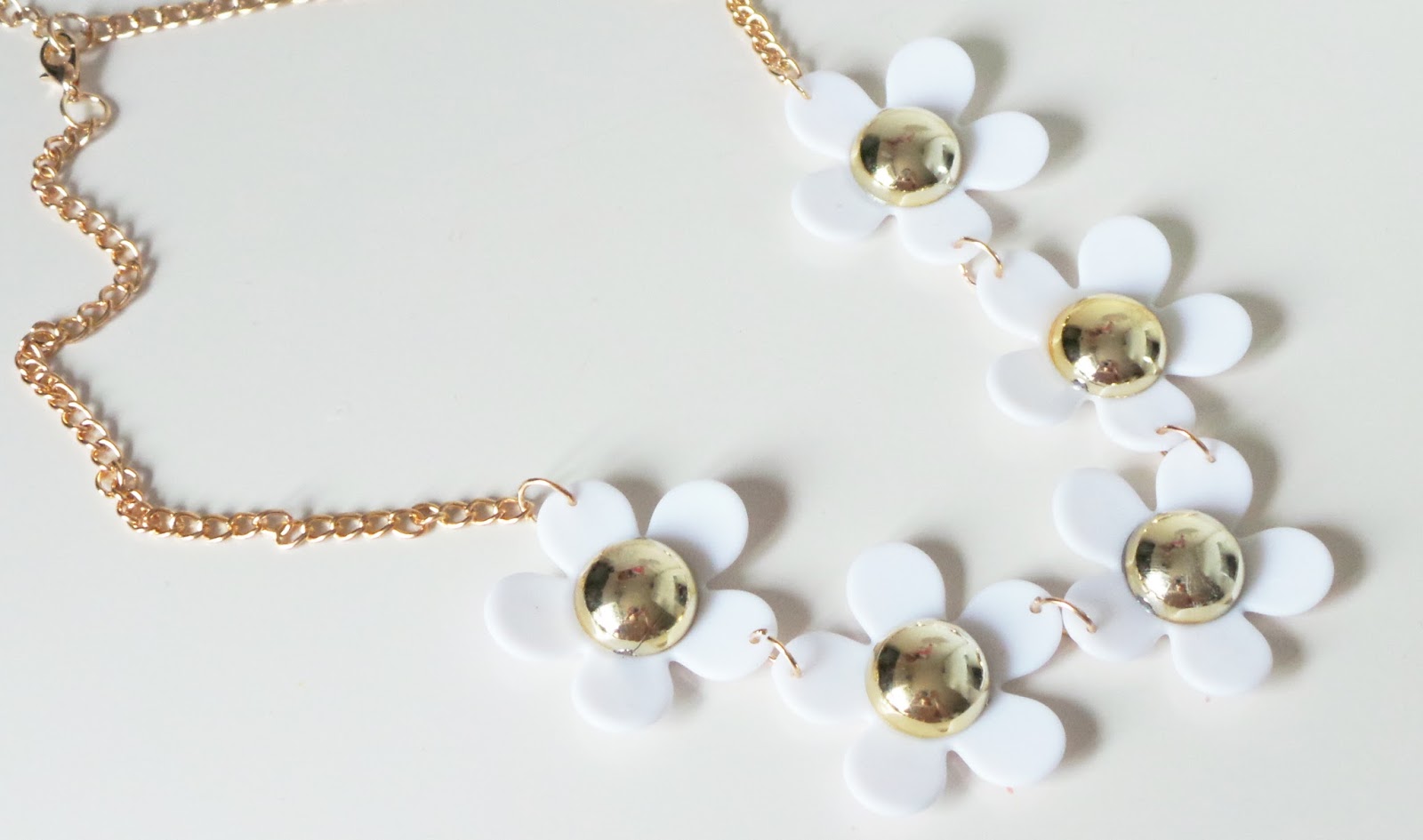 Daisy Necklace Uk Traumspuren Lauras All Made Up Uk Beauty Fashion Lifestyle Blog