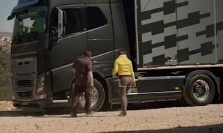 videos-de-camiones-volvo-fh-cruzando-entre-dos-camiones-ballerina-stunt-2