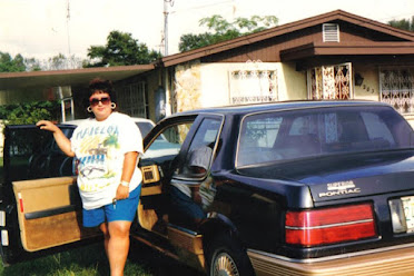 Lory Geada Gonzalez 1986 En Tampa, Florida, EE.UU. Con Su Carro del 1986