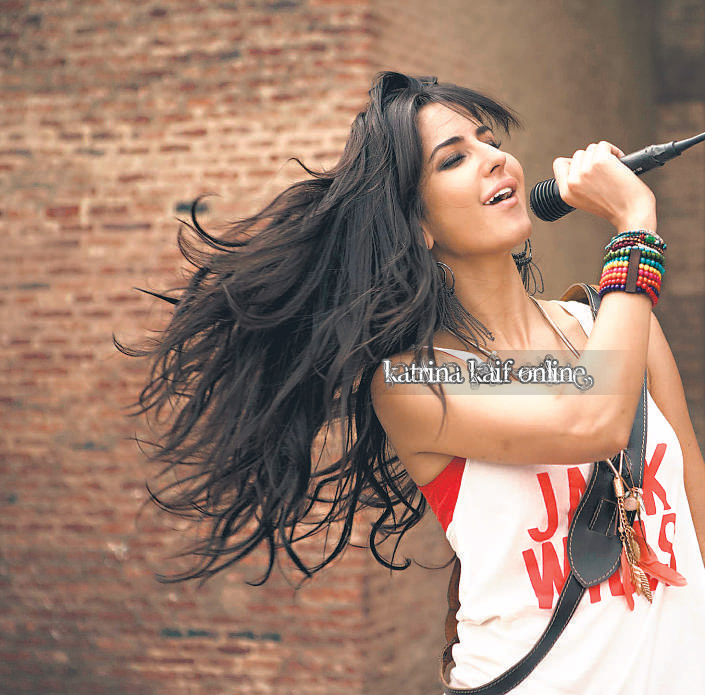 only-katrina: Katrina Kaif glamorous photos in 'Mere Brother Ki Dulhan'