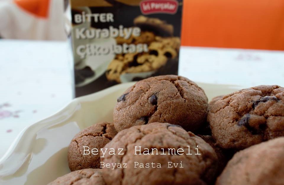 BEYAZ HANIMELİ Kakaolu, damla çikolatalı kurabiye