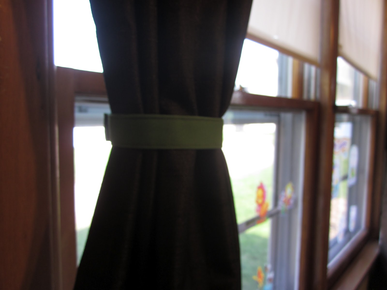 SunnySewing How to Make Skinny Curtain Ties (with Velcro)