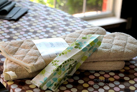Customize an oven mitt with a few scraps and a spare 5 minutes! Tutorial by Make It Handmade