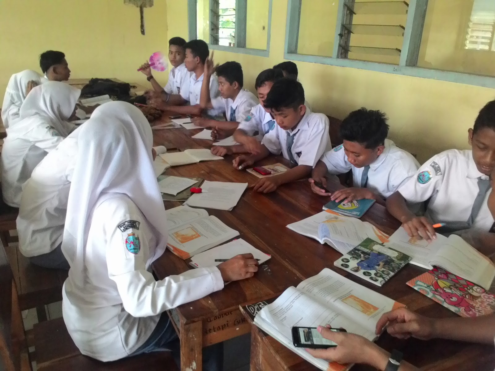 Belajar Bahasa Indonesia SMK Kurikulum 2013: Interpretasi ...