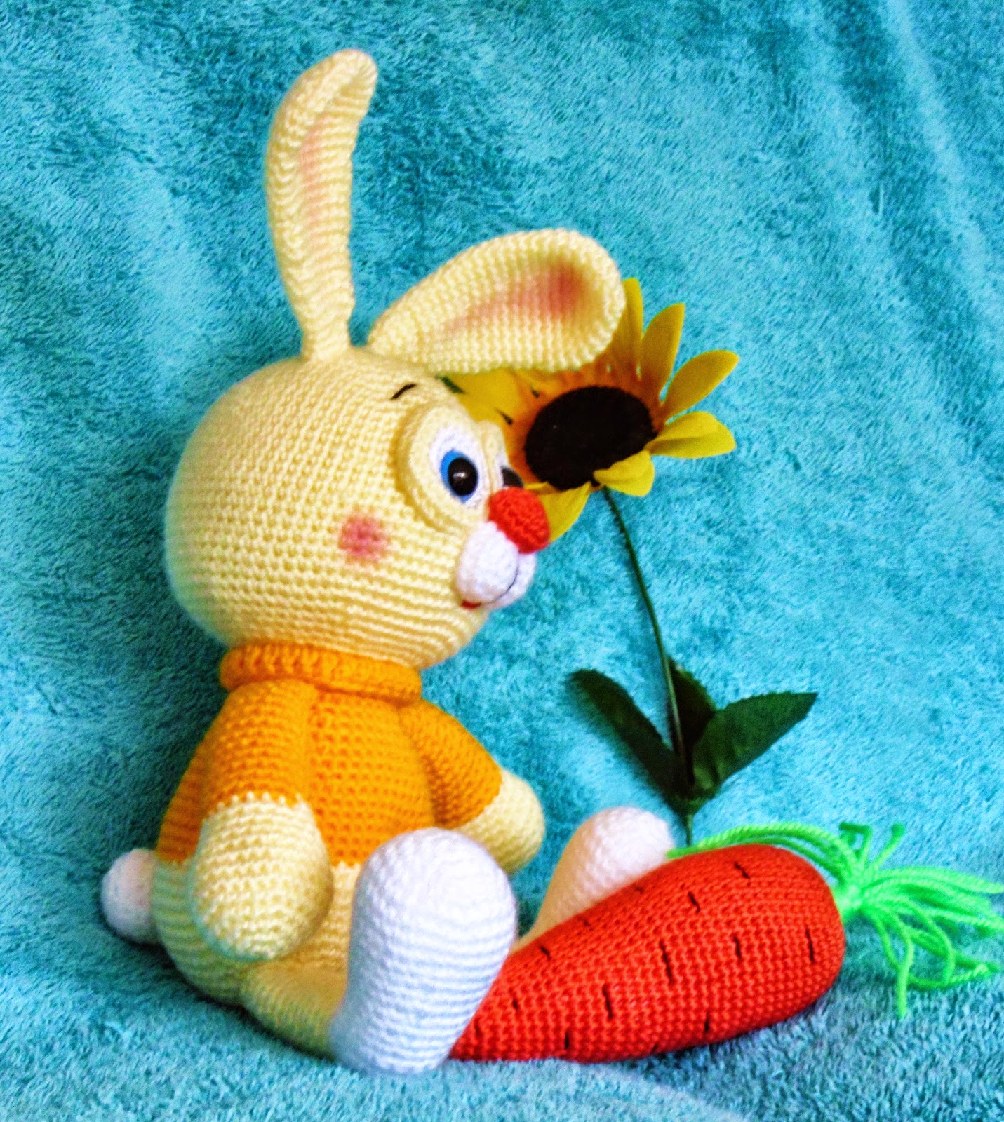 Jänku porgandi kõrinaga.Bunny with carrot rattle.