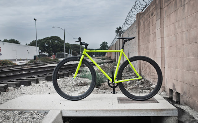 bicicleta brilha escuro neon fluorescente