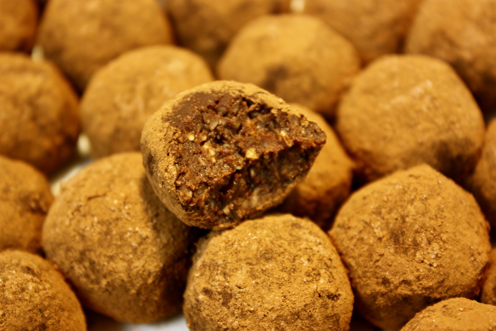 This Rawsome Vegan Life chocolate protein truffles & green smoothie recipe