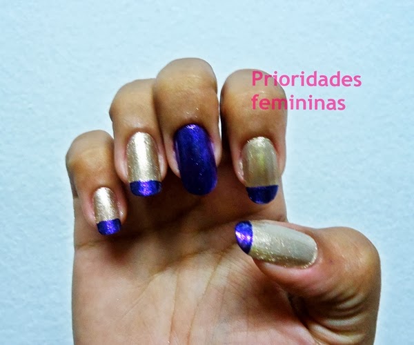 Unha inglesinha unha artística dourada com roxo, nail art