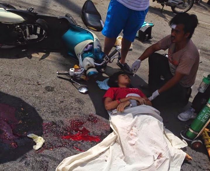 Um grito de dor em momentos pavorosos de um surpreendente acidente.As imagens que circulam na net, mostra uma jovem Tailandesa que transitava em sua motocicleta quando foi colhida brutalmente por um caminhão desgovernado na Tailândia.coité noticias