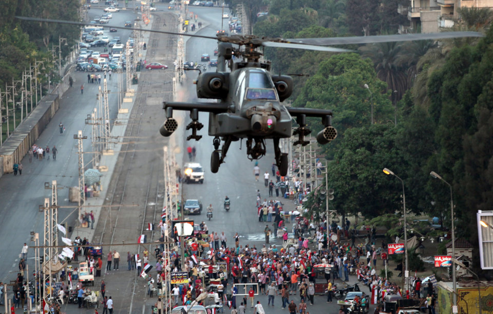 القوات الجوية العربية من الألف الى الياء - شامل - - صفحة 5 AH-64+AD+military+attack+helicopter+flies+over+a+street+near+presidential+palace%252C+in+Cairo%252C+Egypt+%25284%2529