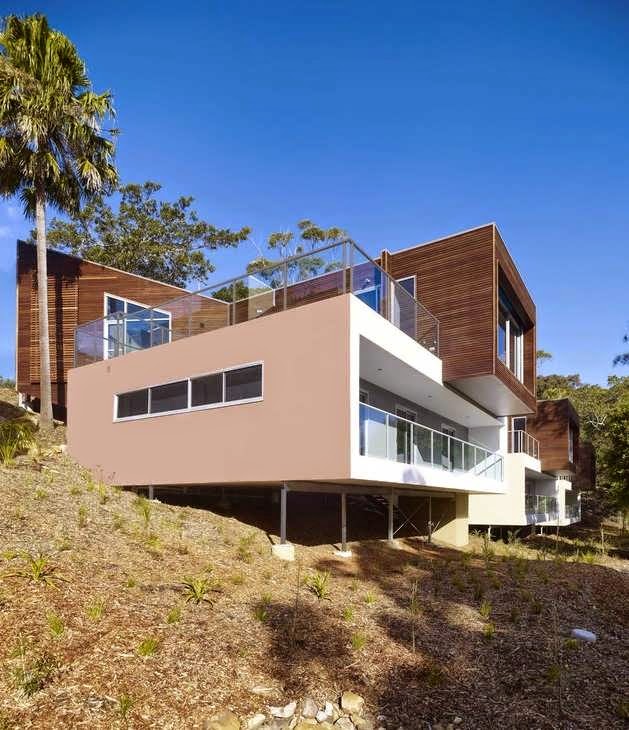 AUSTRALIA INDEPENDENT BEACH HOUSE DESIGN IN A BUSHY NATURAL ENVIRONMENT