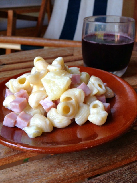 Ensalada De Pasta, Piña,  Jamón Y Mahonesa
