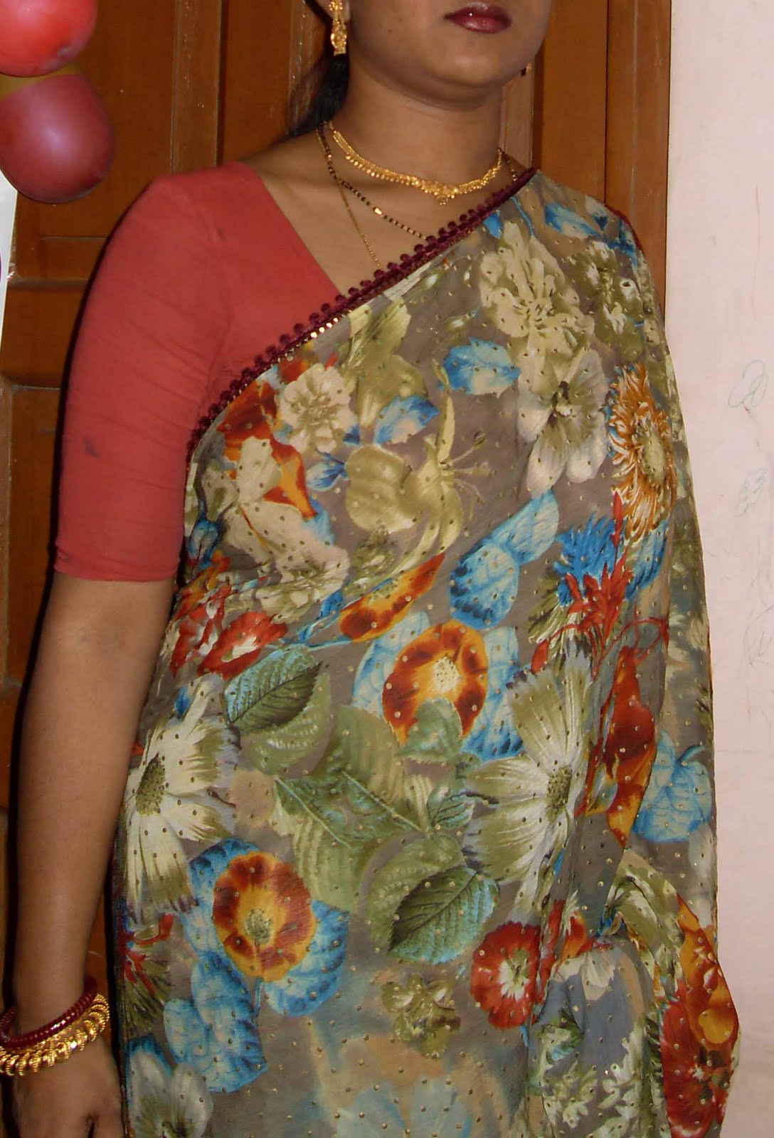 Sexy Busty House Wife stripping off saree showing huge boobs n nipples pics housewife fucked picture