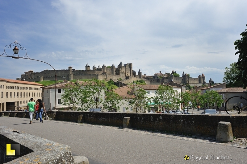 Vue sur la cité de Carcassonne du pont médiéval Vue sur la cité de Carcassonne du pont médiéval photo pascal blachier