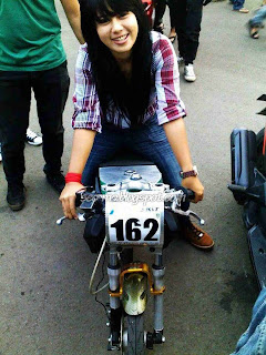 Foto Cantik Indri Barbie Bersama dengan Motor Drag Race nya Foto Cantik Indri Barbie Bersama dengan Motor Drag Race nya