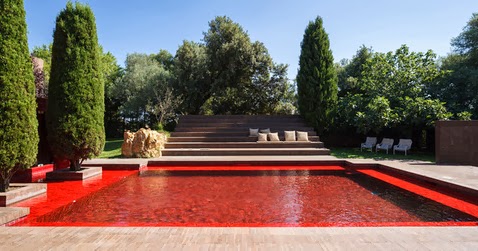 arsitektur rumah terbuka dengan kolam renang merah