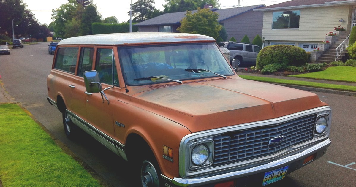 Old Parked Cars Count The Doors 1972 Chevrolet Suburban