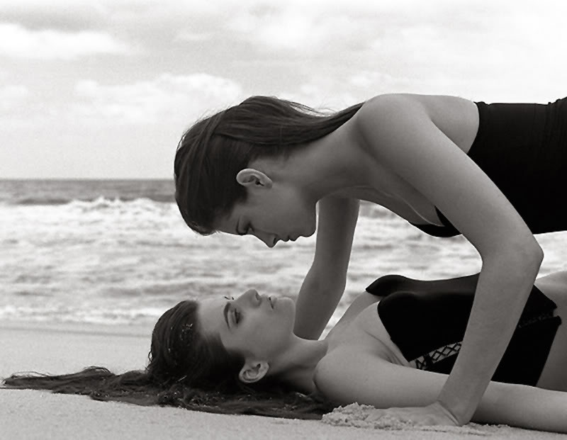 Красивый секс сладких лесбиянок на шикарном пляже