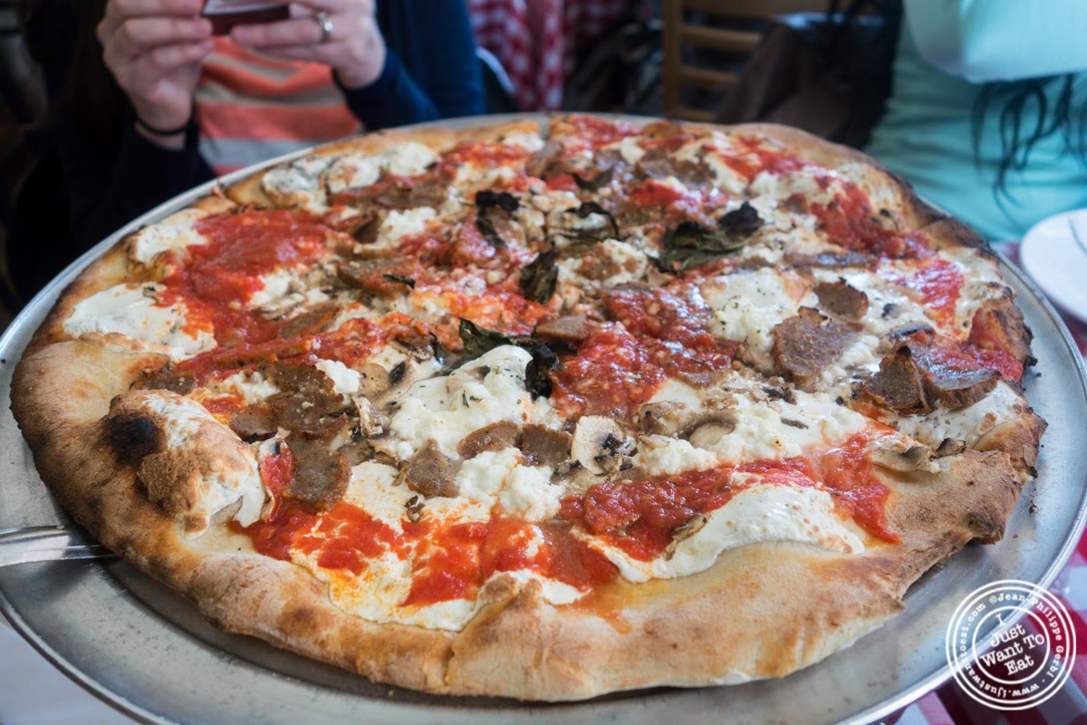 Grimaldi's Pizzeria in Dumbo, Brooklyn I just want 2 eat