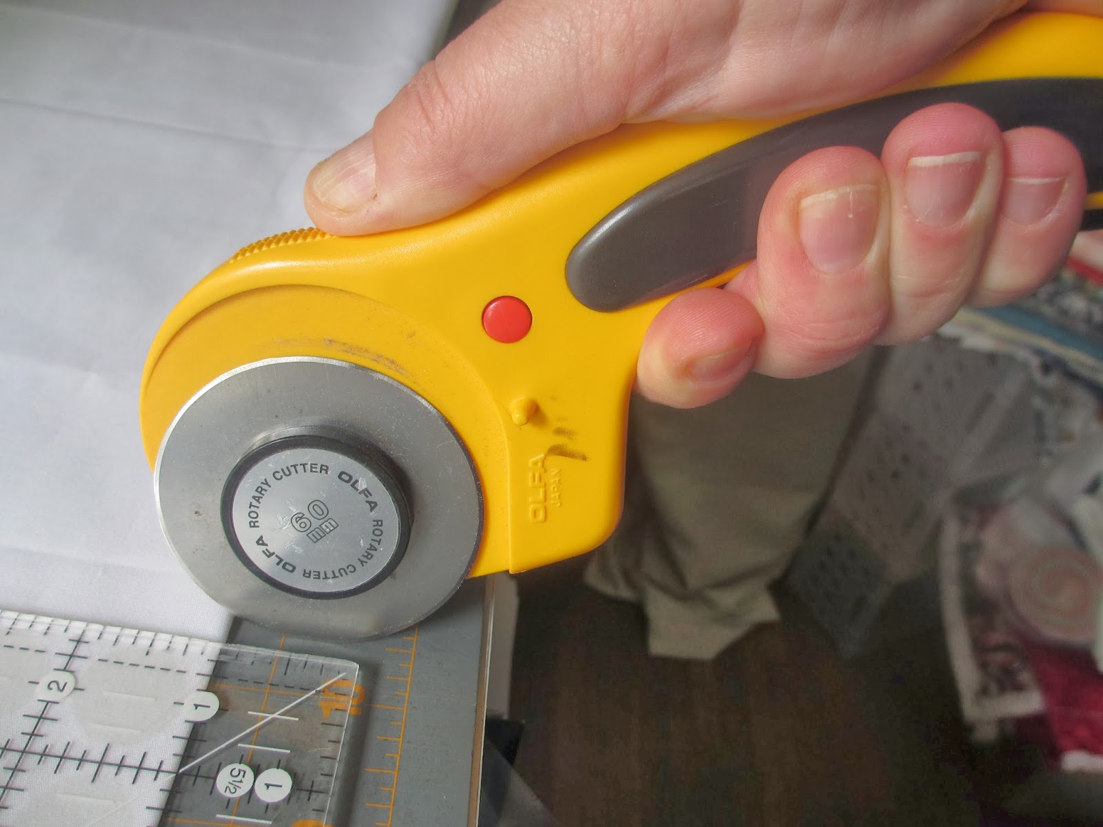 So this is how NOT to hold the cutter (it is simply less efficient