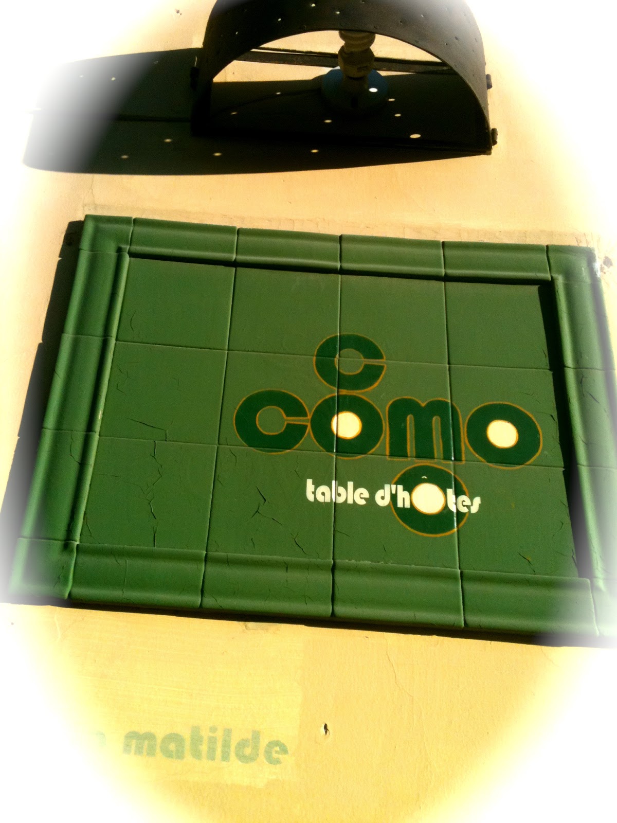 It is a small family run restaurant with a pleasant setting. The restaurant history includes its establishment in Antigua by a young couple from Brussels,