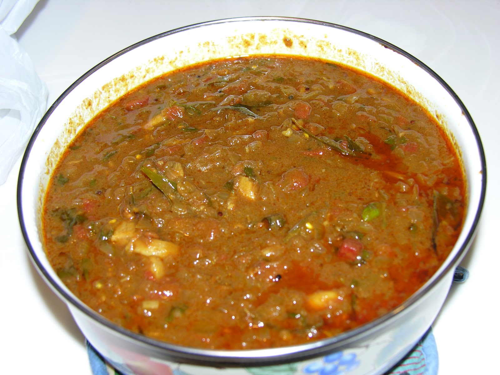 ShaRach cooking Poondu/Vatha Kulambu (Onion/Garlic gravy)